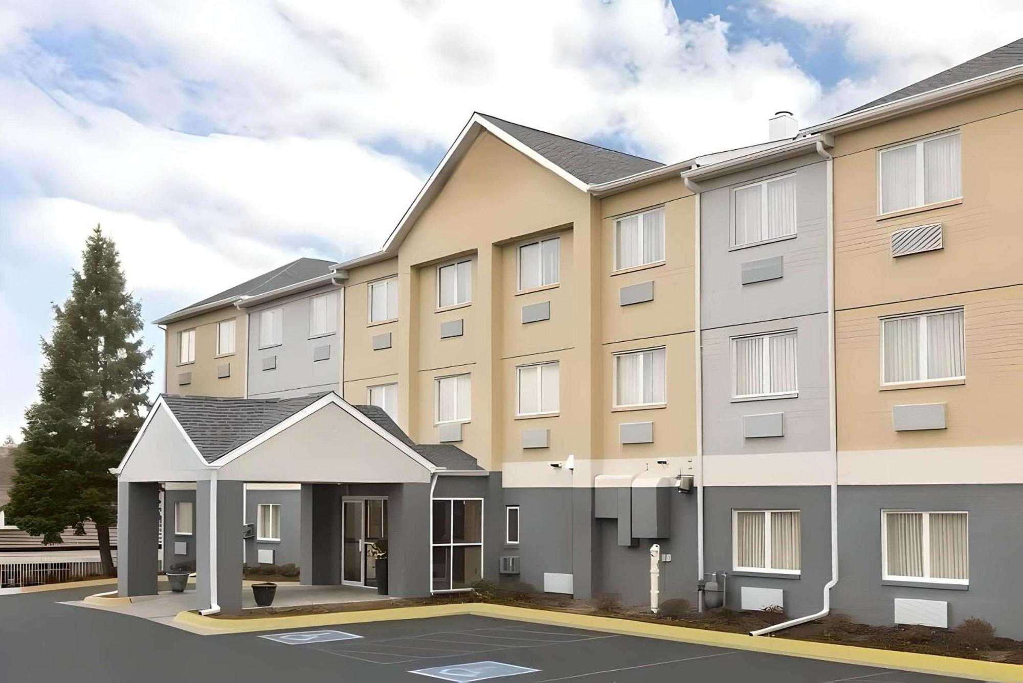 Dubuque Inn & Suites Buitenkant foto